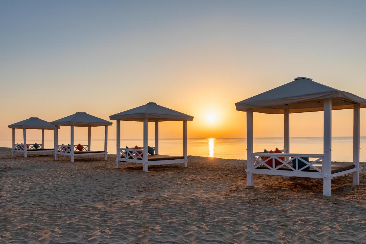 Sealine Beach, A Murwab Resort Mesaieed Exterior photo Sunset at the beach